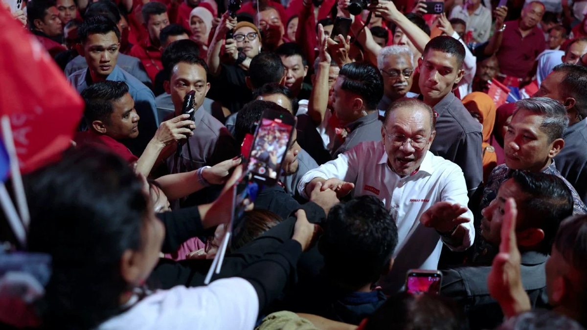 Anwar Unveils Pakatan Harapan's 56-Strong Lineup for Johor State Election Battle