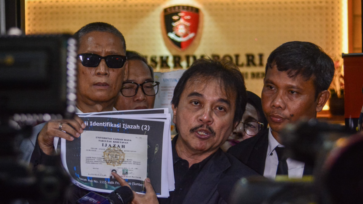 Ex-Indonesian Minister Roy Suryo Held Over Jokowi Diploma Defamation Claims