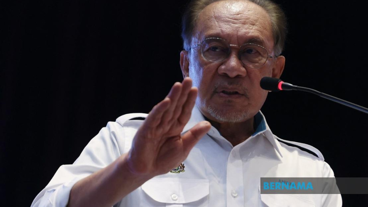Anwar Cautions Against Dragging Royalty Into Election Politics
