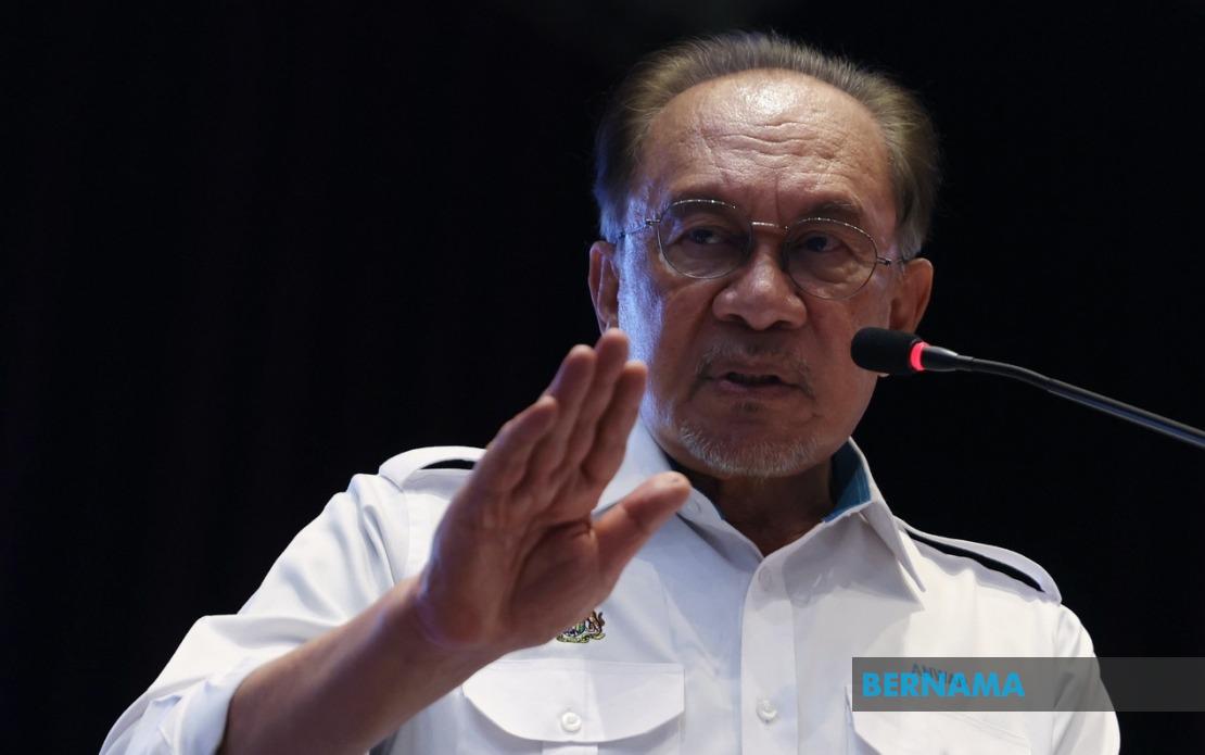 Anwar Cautions Against Dragging Royalty Into Election Politics
