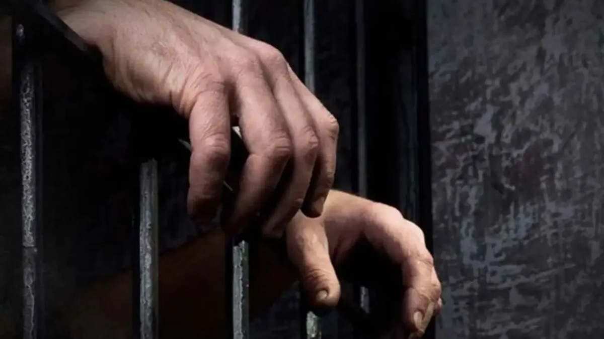 Elderly Man Imprisoned for Defaulting on RM1,000 Fine Following Assault on Police Officer