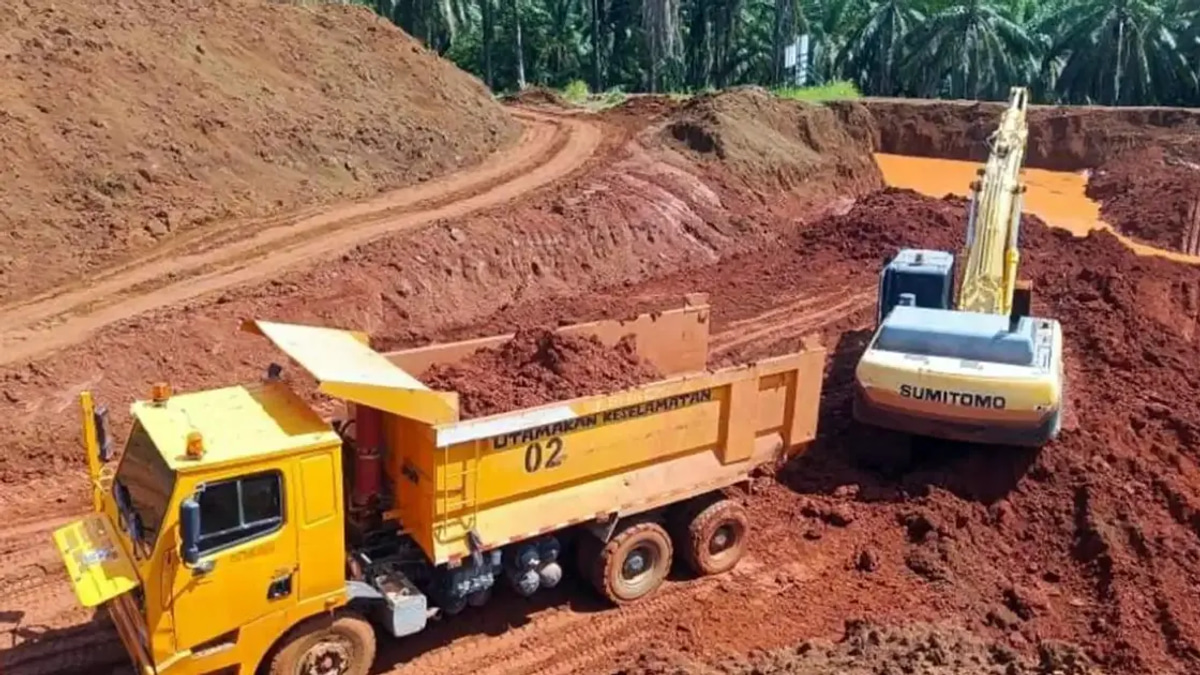 Nine arrested as authorities seize RM3.75 million in assets and bauxite from Felda plantation