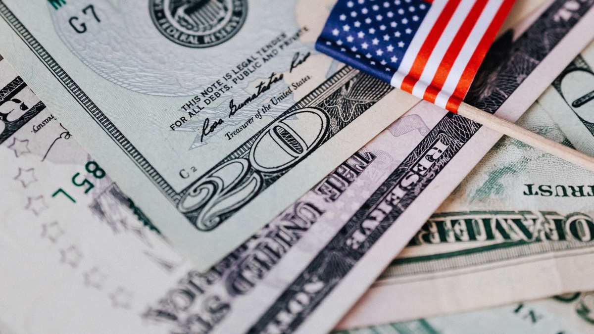 Dollar Surges to One-Year Peak as Rate Hike Bets Mount; Yen Approaches Four-Decade Low