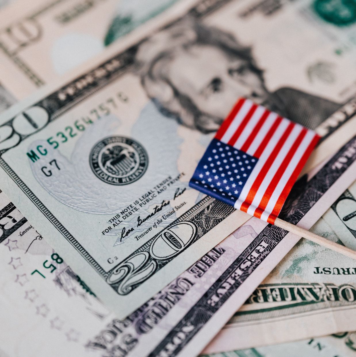 Dollar Surges to One-Year Peak as Rate Hike Bets Mount; Yen Approaches Four-Decade Low