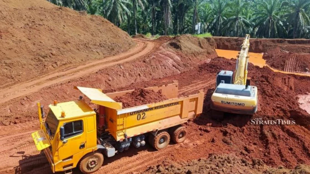 Two arrested in Marang over illegal silica sand smuggling operation