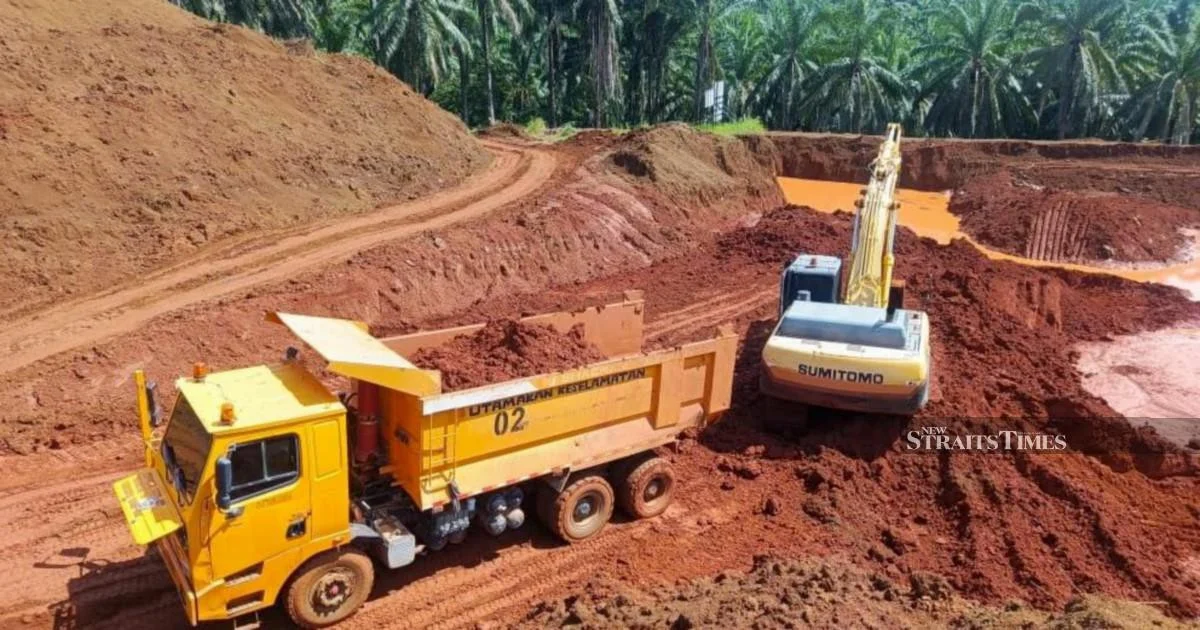 Two arrested in Marang over illegal silica sand smuggling operation