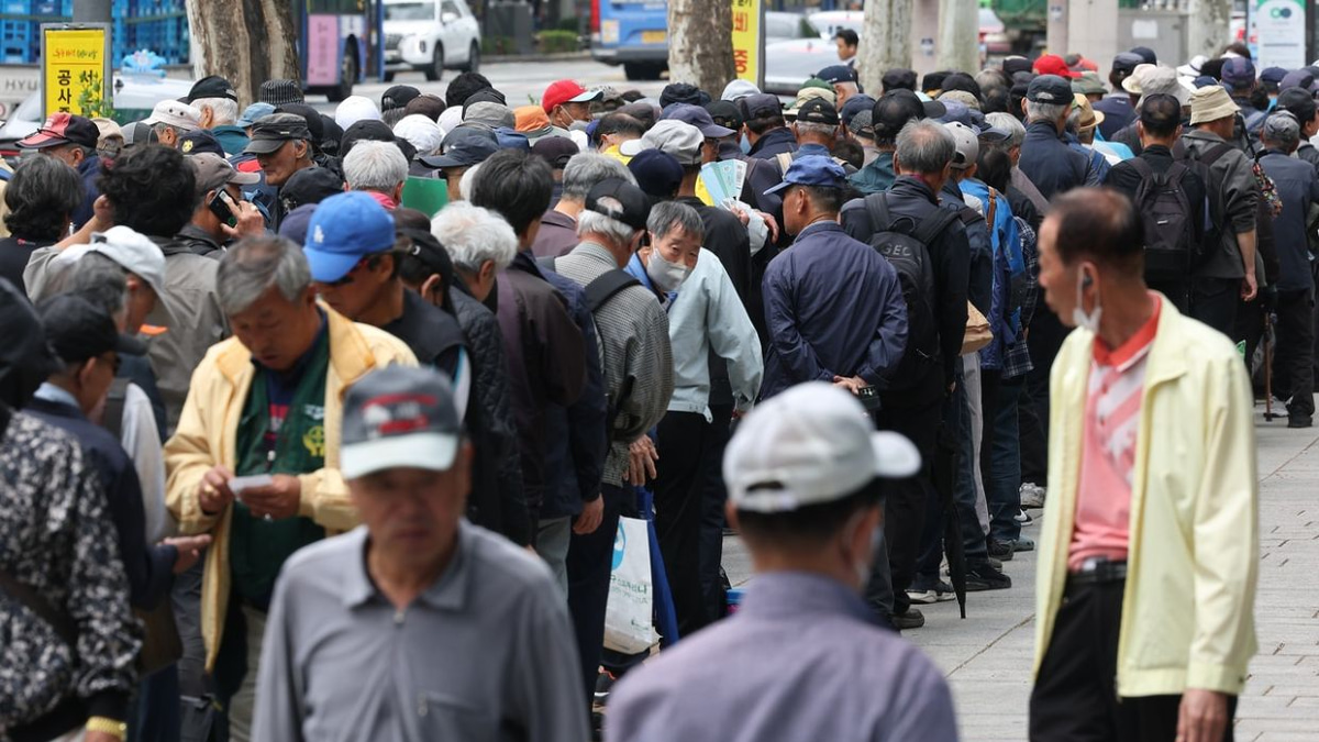 Seoul's Dilemma: Can the City Afford Free Bus Rides for Seniors?
