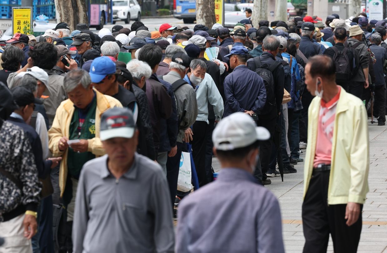 Seoul's Dilemma: Can the City Afford Free Bus Rides for Seniors?