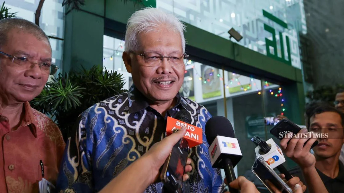Hamzah Zainudin to Resume Opposition Leader Role as Parliament Seating Rearrangement Signals Bersatu's Shift