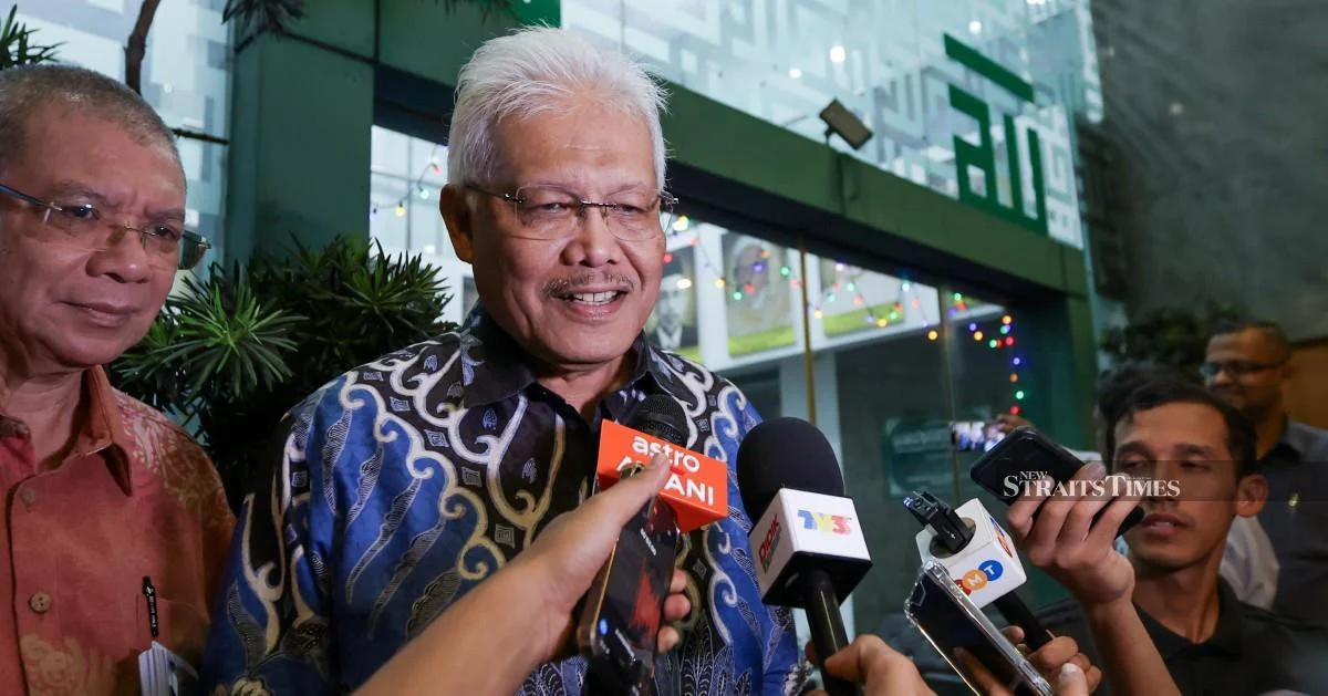 Hamzah Zainudin to Resume Opposition Leader Role as Parliament Seating Rearrangement Signals Bersatu's Shift