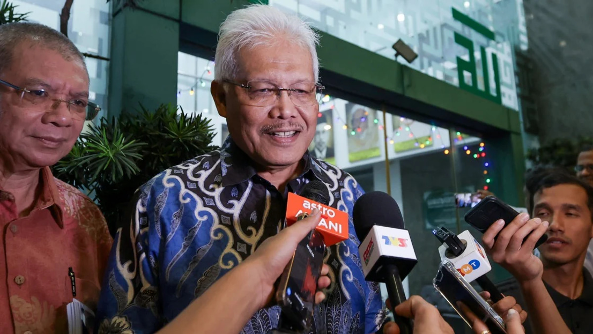 PN Chief Whip Formally Notifies Hamzah's Return as Opposition Leader
