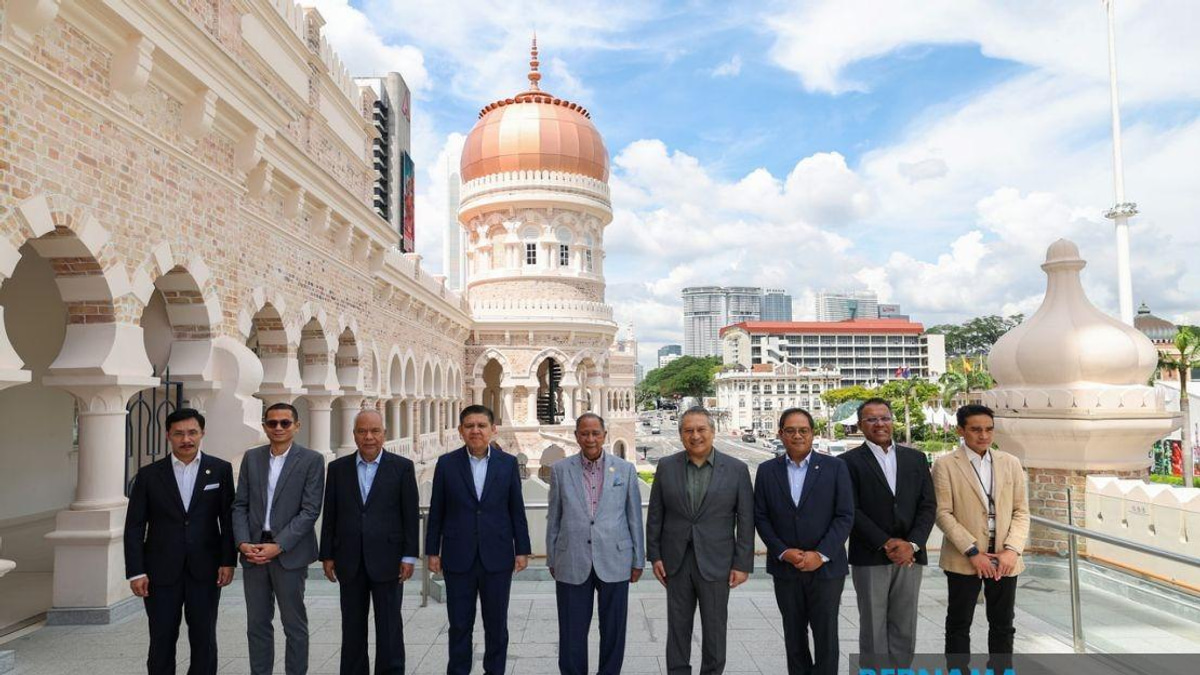 Kedah Sultan Visits Historic Sultan Abdul Samad Building in Kuala Lumpur