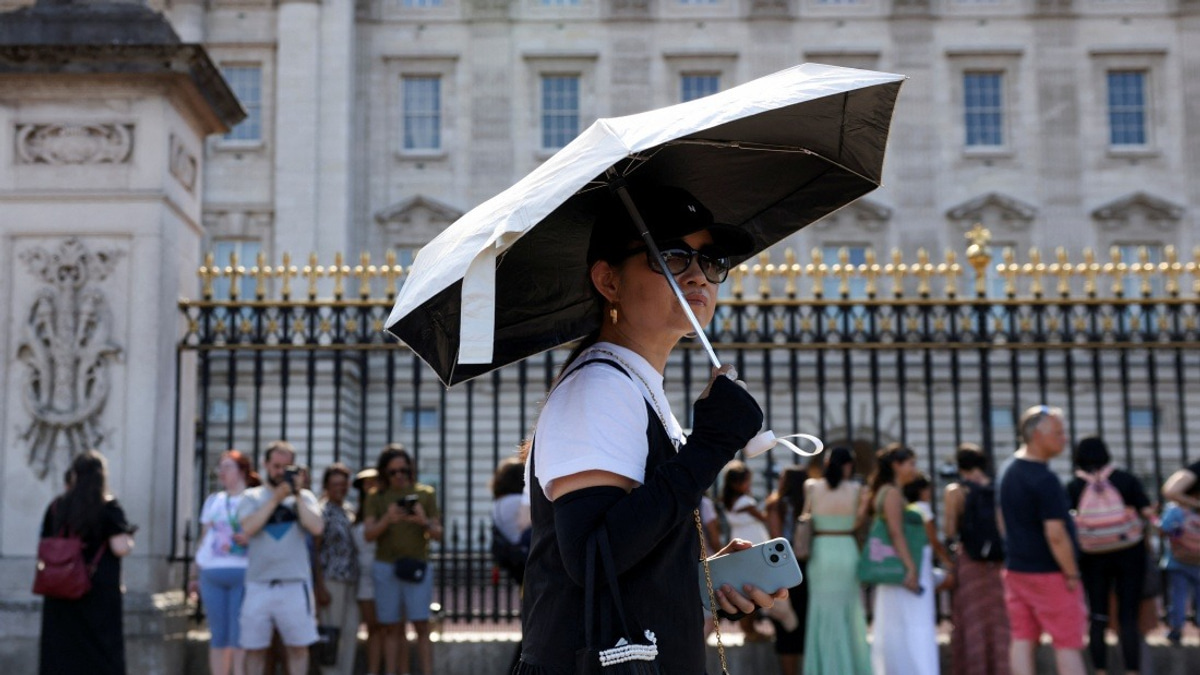 UK Buckingham Palace Guard Ceremony Suspended as Extreme Heat Sweeps Britain