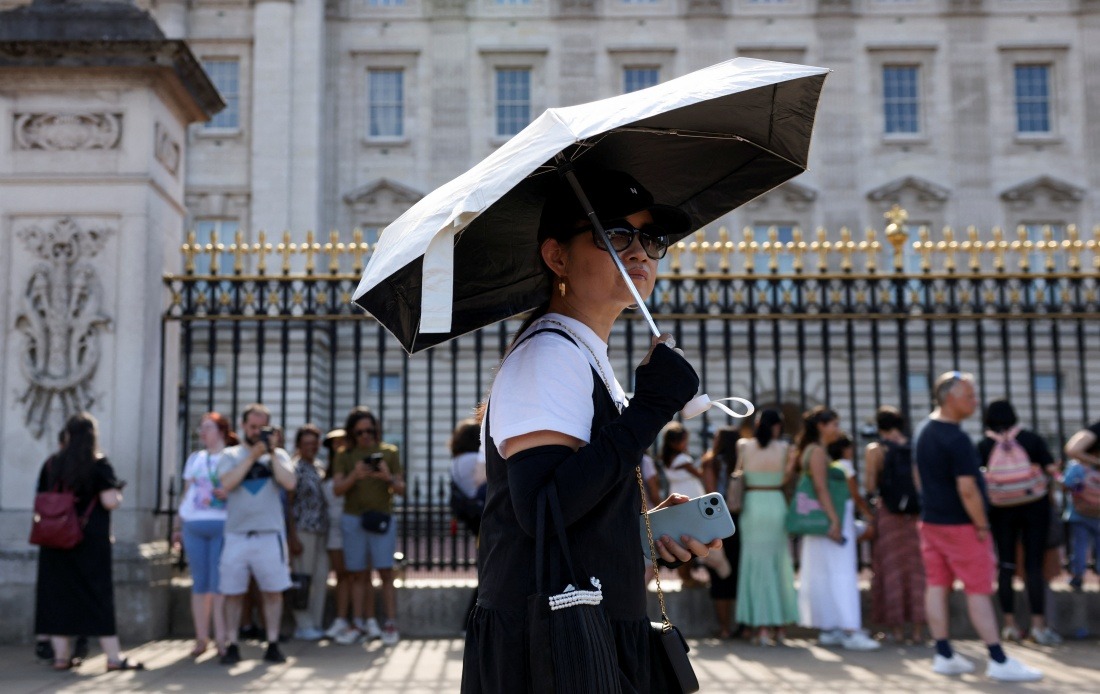 UK Buckingham Palace Guard Ceremony Suspended as Extreme Heat Sweeps Britain