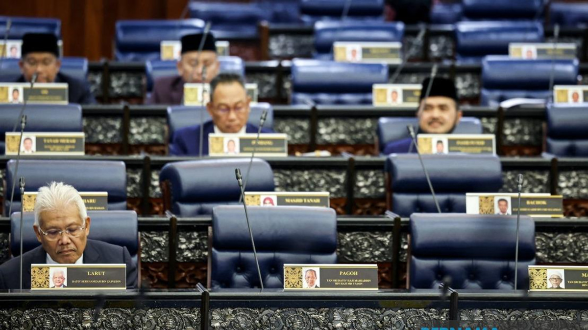 Parliament Speaker Confirms Hamzah's Opposition Leadership Role Amid Seating Restructuring