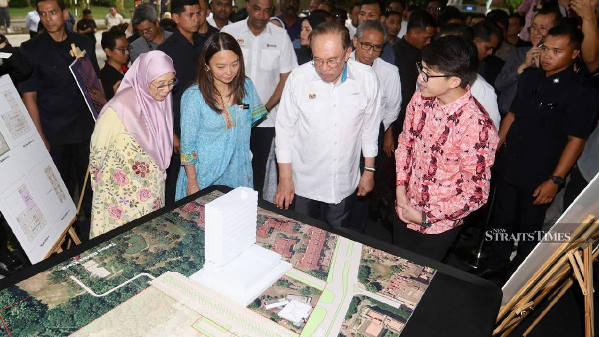 Anwar Defends Urban Poor Rights Record Through Bukit Kiara Development