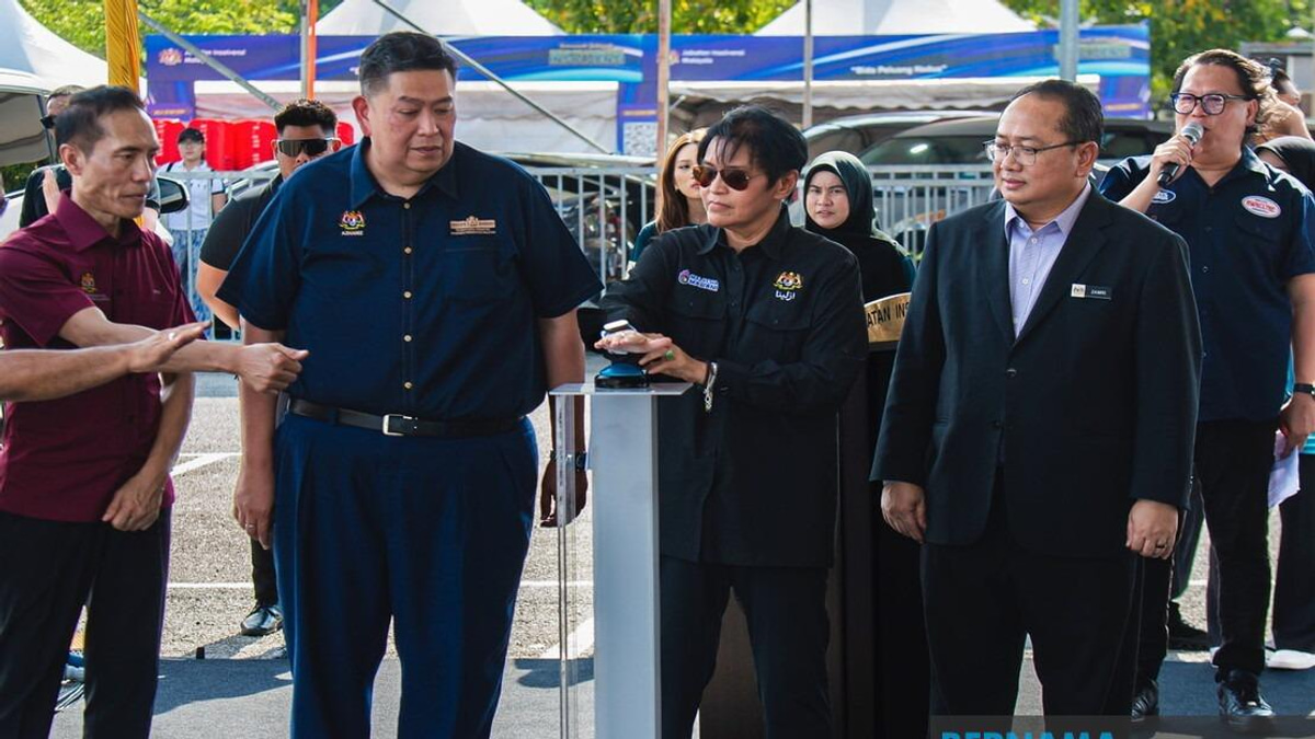 Azalina Calls for Voter Support of BN in Johor Election to Maintain Governance Continuity