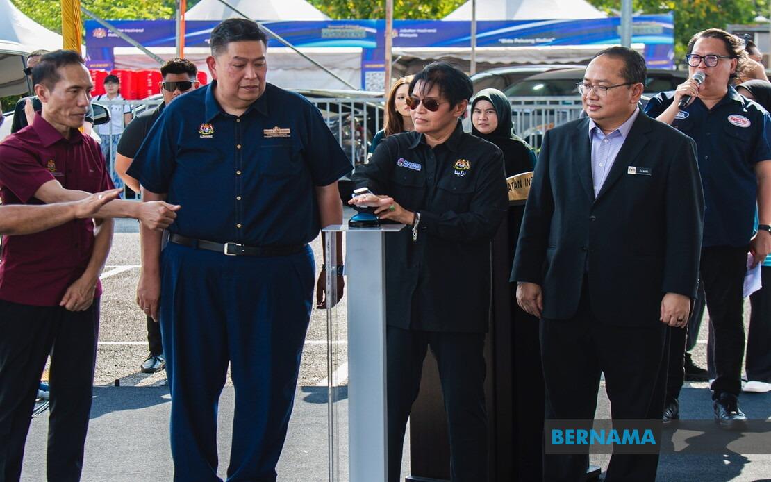 Azalina Calls for Voter Support of BN in Johor Election to Maintain Governance Continuity