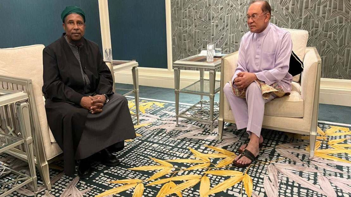 PM Anwar Bids Farewell to Gambian Islamic Scholar After Month-Long Malaysian Tour
