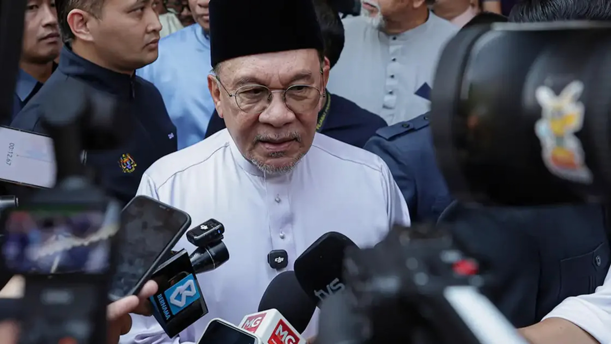 Anwar Vows Sustained Effort Despite Strong Approval Ratings, Warns Against Government Complacency