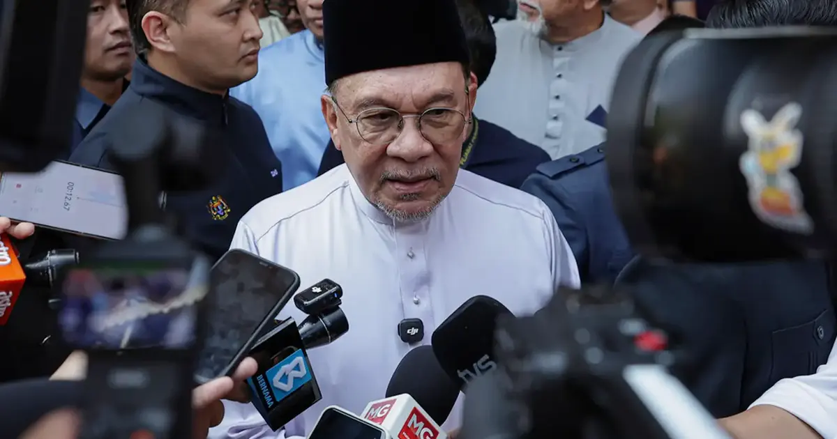 Anwar Vows Sustained Effort Despite Strong Approval Ratings, Warns Against Government Complacency