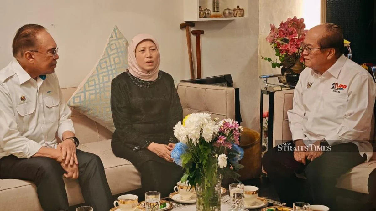 Anwar Pays Respects to Nancy Shukri Following Husband's Death