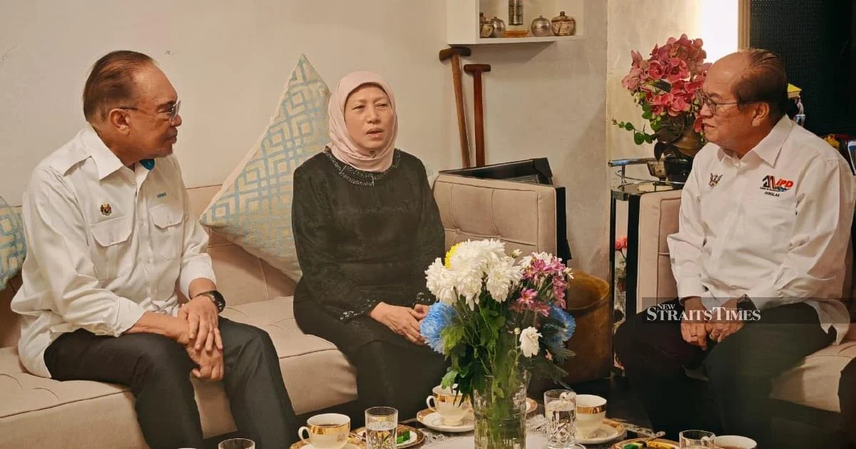 Anwar Pays Respects to Nancy Shukri Following Husband's Death