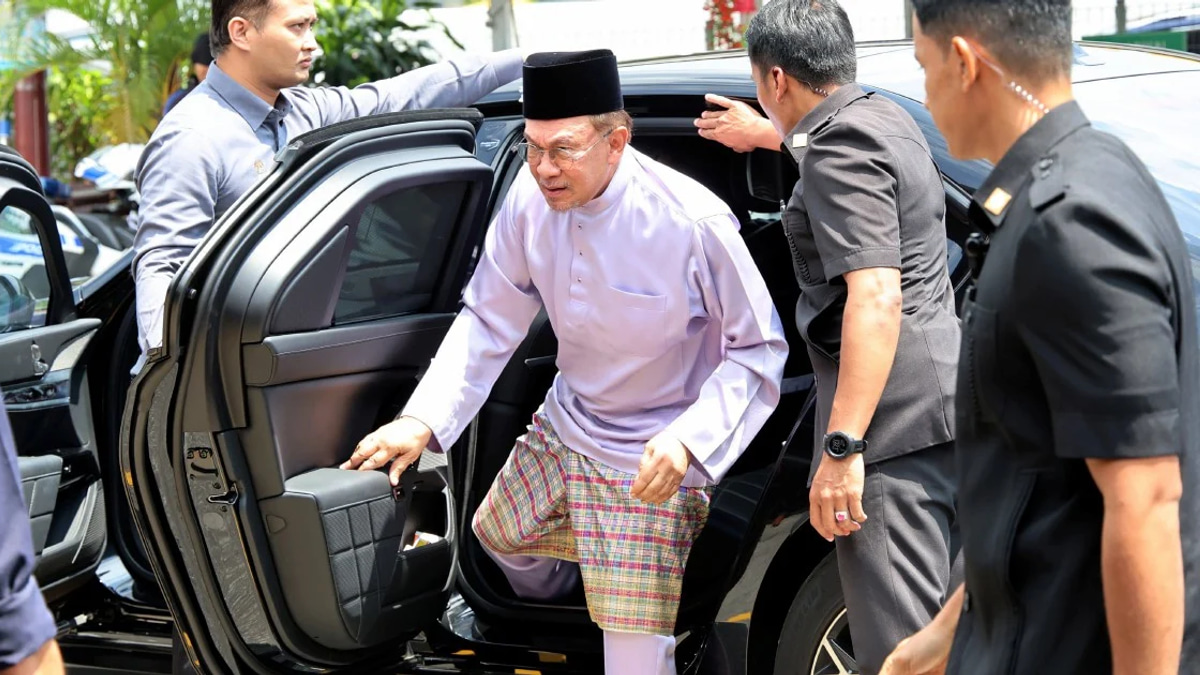 Anwar urges candidates to shun arrogance in Johor campaign