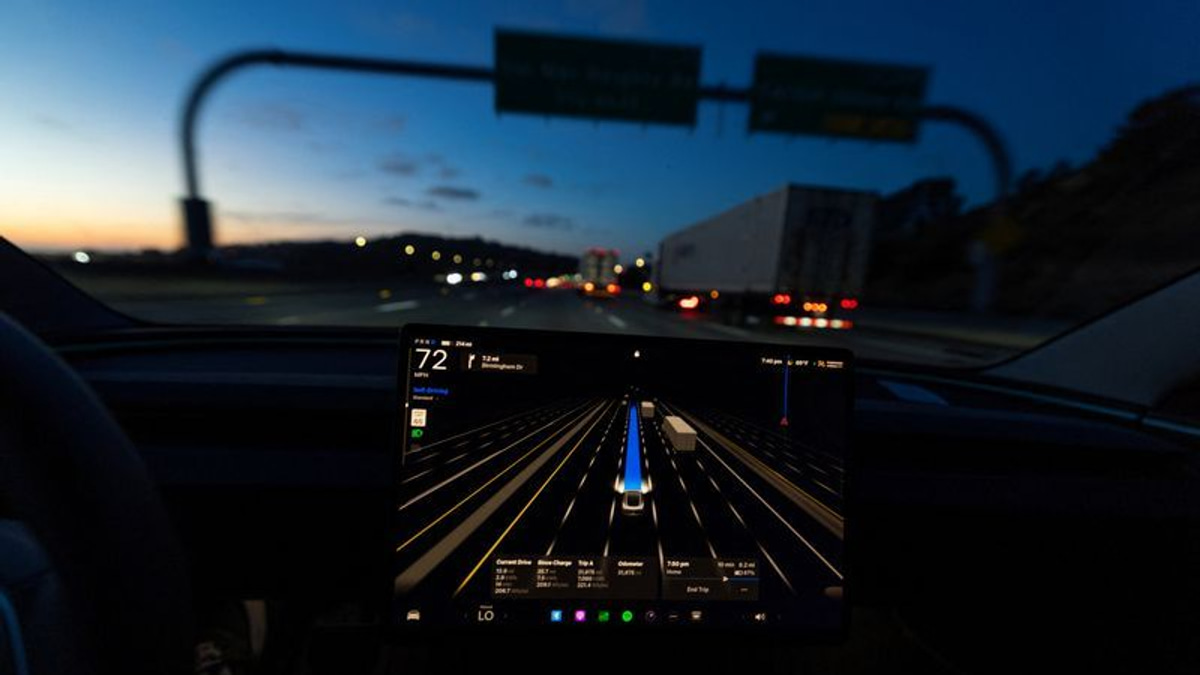 US Senators Demand NHTSA Review of Tesla's Self-Driving Safety Claims