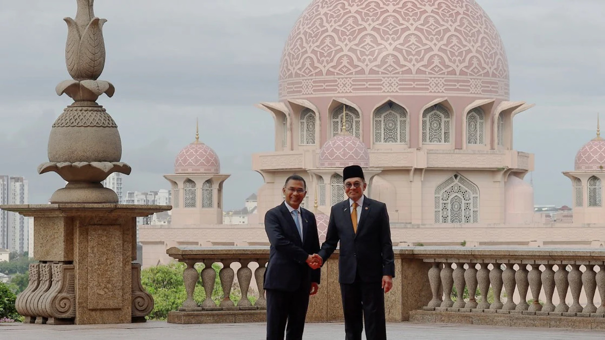 Anwar Welcomes Bangladesh PM Tarique Rahman to Malaysia